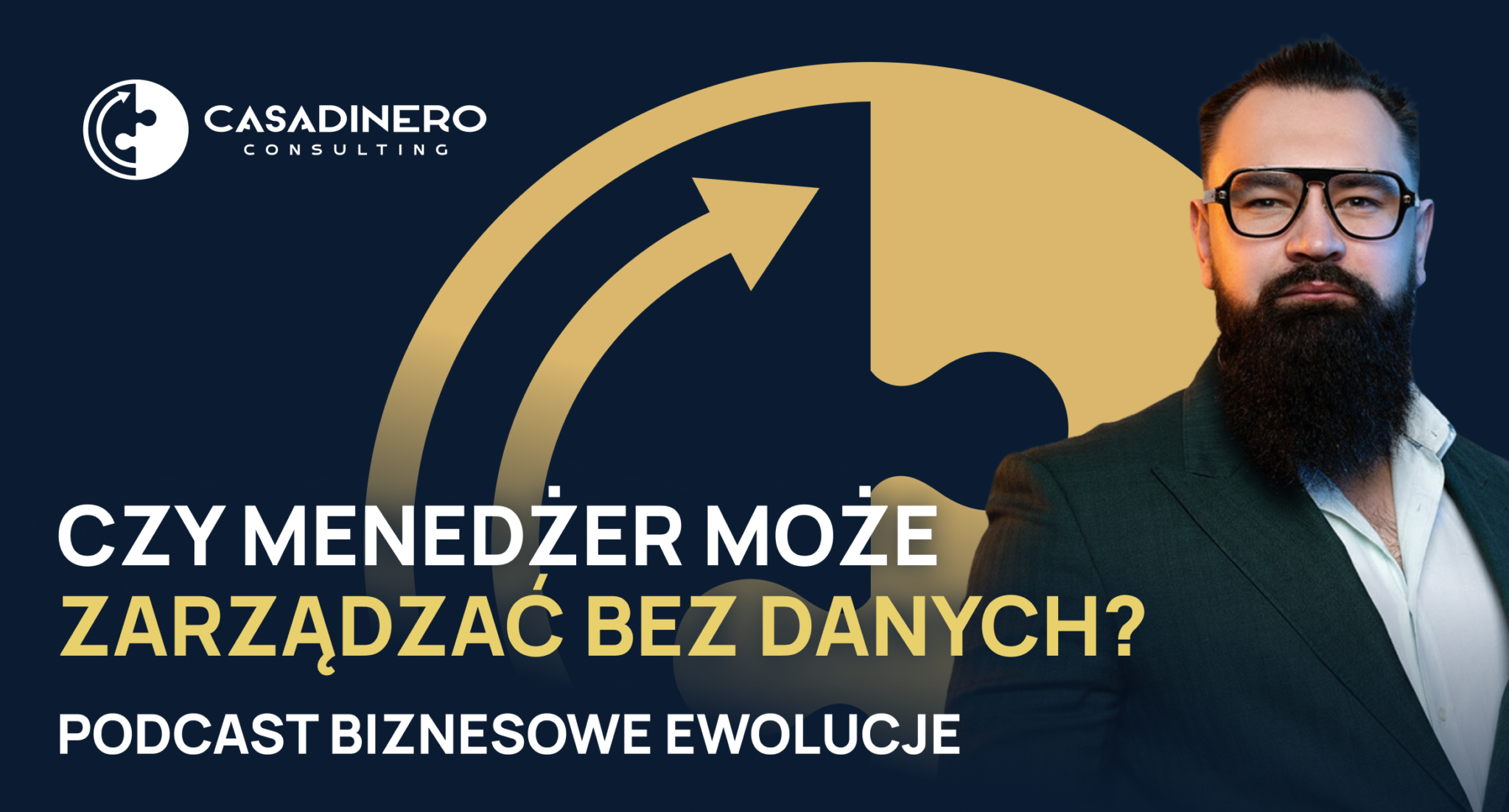 Łukasz Dolat z Casa Dinero i plansza z napisem "Czy menedżer może zarządzać bez danych?"